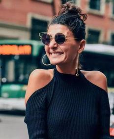 右耳带耳环的明星,右耳闪耀，耳环点缀的明星风采