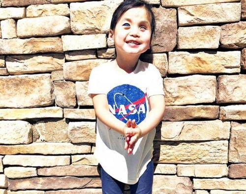 美国收养中国女孩网红,中国女孩在美国成为网红的温馨故事